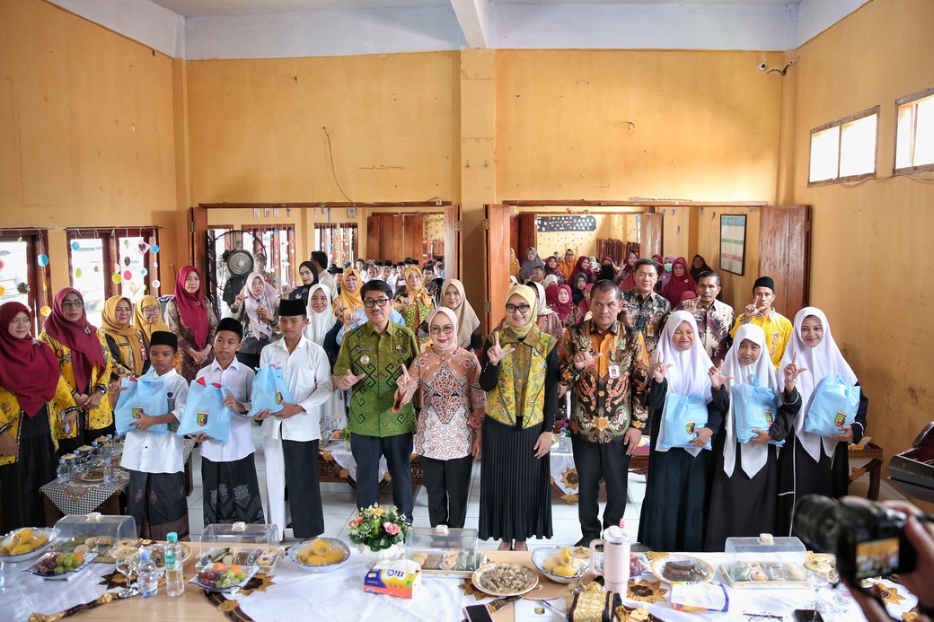 Wagub Jihan Nurlela Serahkan Bantuan Sembako kepada Lembaga Kesejahteraan Sosial Anak Ponpes Tahfidzul Quran Nurul Mutaqqin, Kotabumi