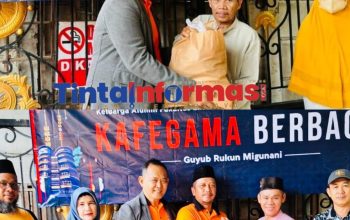 Dipimpin DR Fauzi Alumni Fakultas Ekonomi Bisnis Universitas Gadjah Mada di Lampung Bagikan Paket Sembako