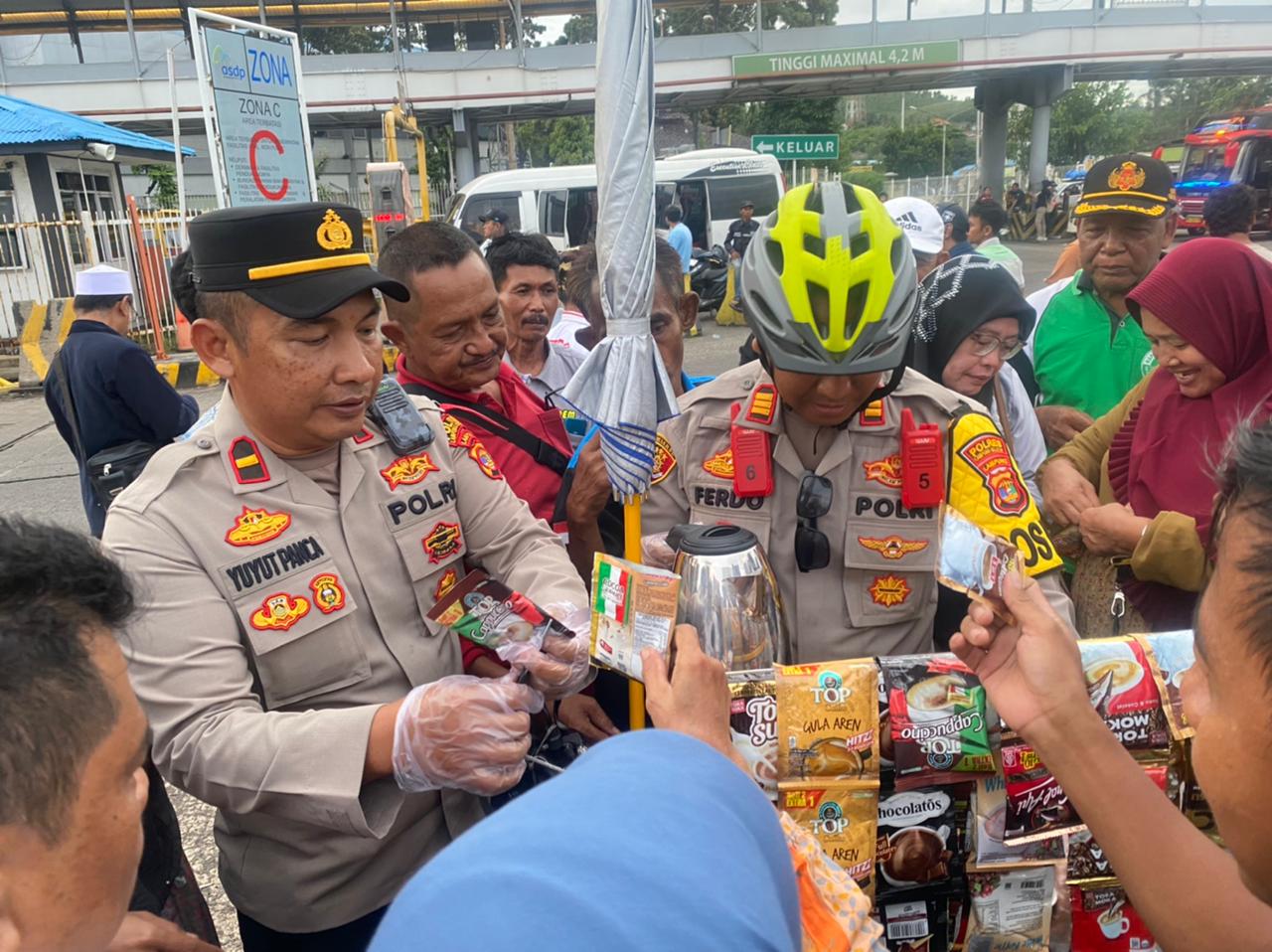 Kapolsek KSKP Bakauheni Beri Warna Baru Pengamanan Nataru Sapa Penumpang, Ngupi Pai Puakhi