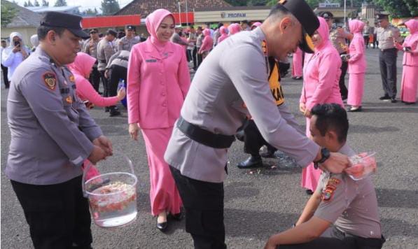 Polres Metro Gelar Pelaksanaan Upacara Kenaikan Pangkat 65 Personilnya