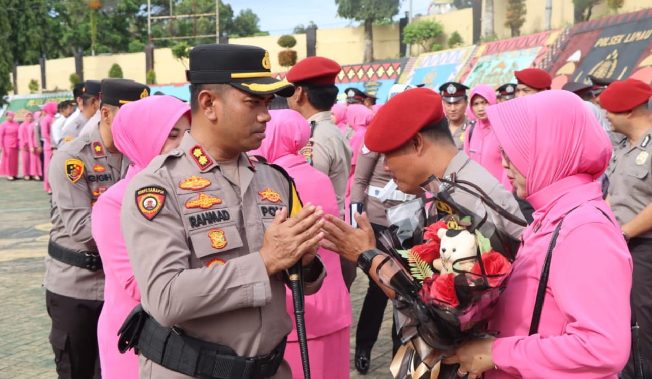 Kapolres Tanggamus Pimpin Upacara Kenaikan Pangkat 52 Personel