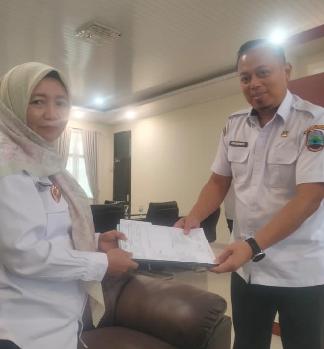 Camat Ketapang Serahkan Surat Hibah Tanah Untuk Pembangunan Masjid Kepada Pemda Lampung Selatan