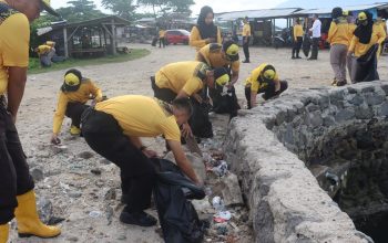 Polisi Turun Bersihkan Pantai Batu Rame, Aksi Tak Biasa di Pagi Hari