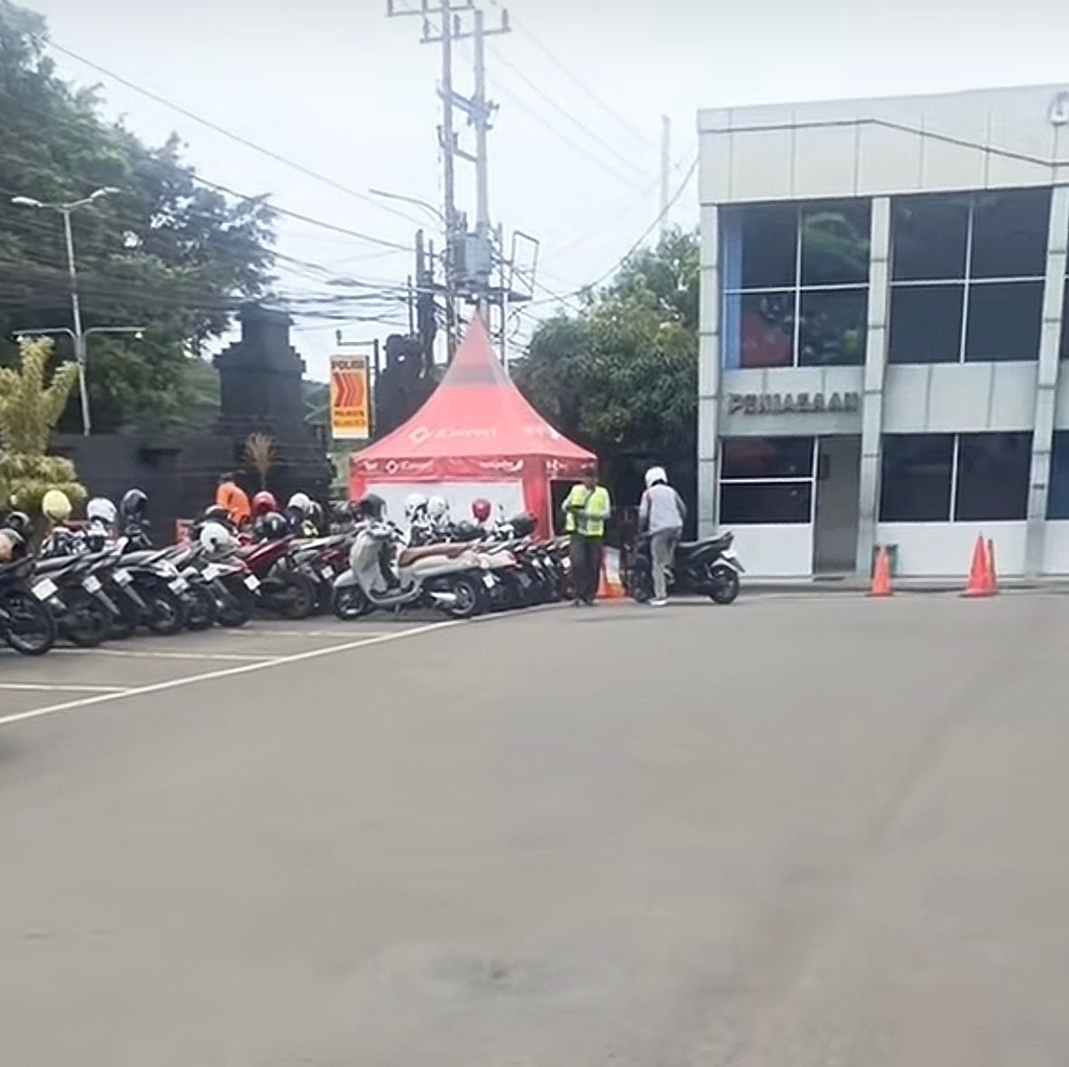 Warganet Dikagetkan Dugaan Parkir Liar di Halaman Polresta Malang Kota