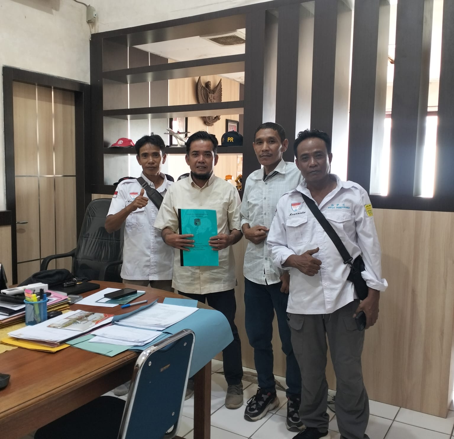 PPWI Mukomuko Dampingi Desa Pauh Terenja Ajukan Data Jalan Rusak ke Dinas PUPR, Perbaikan Dijanjikan Tahun 2027