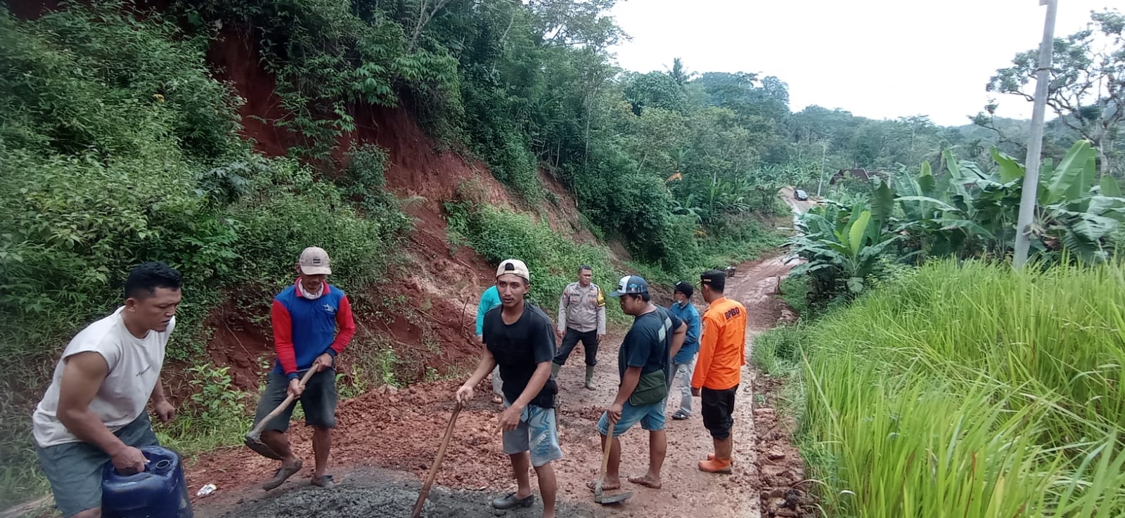 Evakuasi Material Longsor di Sinar Jawa, Kakon: Gotong Royong Merupakan Kewajiban Moral