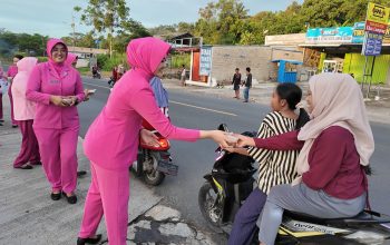 Bhayangkari Cabang Lampung Selatan Bagi Takjil di Pintu Masuk Pelabuhan Bakauheni