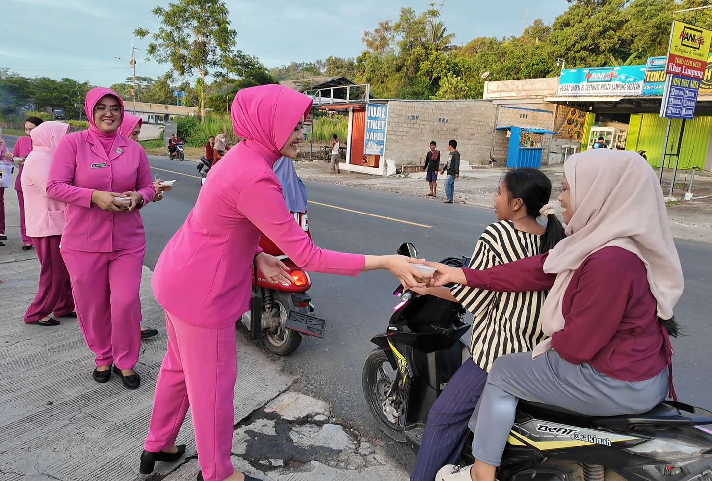 Bhayangkari Cabang Lampung Selatan Bagi Takjil di Pintu Masuk Pelabuhan Bakauheni