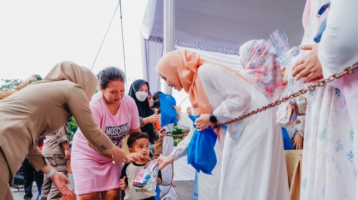 TP. PKK dan DWP Provinsi Lampung Bagikan Ratusan Takjil untuk Masyarakat