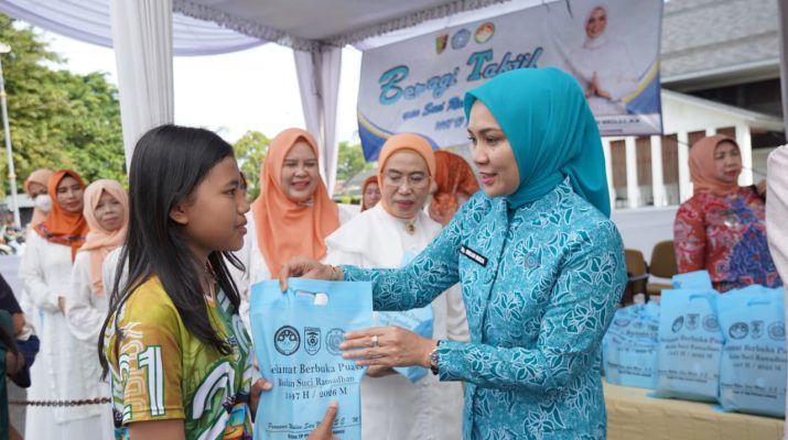 Ramadan Penuh Kepedulian, TP PKK dan DWP Provinsi Lampung Kembali Bagikan Takjil di Depan Mahan Agung