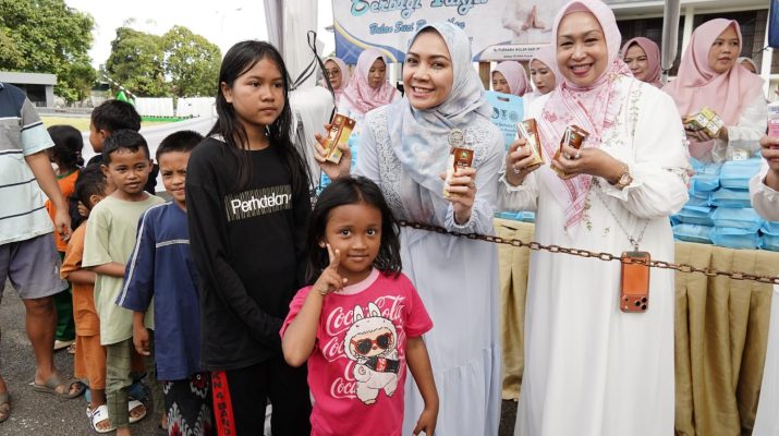 Kolaborasi TP. PKK, DWP, dan OPD Provinsi Lampung Bagikan Ratusan Takjil untuk Masyarakat