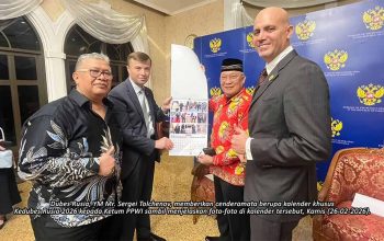 Semakin Mesra, PPWI dan Kedubes Rusia Bertukar Cenderamata