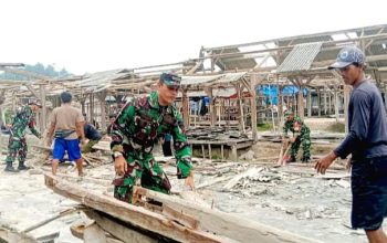 TNI Sigap Hadapi Bencana, Koramil 421-03/Penengahan Bantu Warga Dua Desa Kec Ketapang Terdampak Puting Beliung