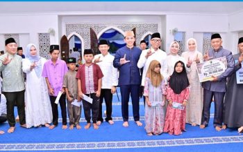 Safari Ramadan di Desa Pisang, Gubernur Mirza dan Bupati Egi Tebar Bantuan Untuk Masjid dan Anak Yatim