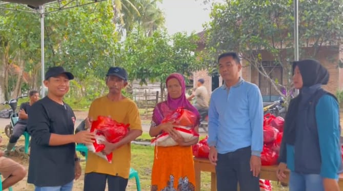 Salurkan Bantuan Sembako, Anggota DPRD Hamdani dan Pemdes Kertosari Minta Warga Waspadai Banjir Susulan Tanjung Sari