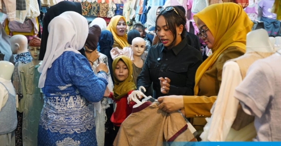 Senyum Bahagia Anak Yatim, UKP Zita Anjani Ajak Tujuh Bocah Panti Belanja Baju Lebaran di Pasar Inpres Kalianda