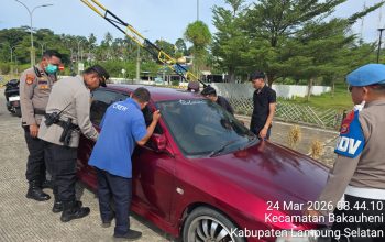 Laporan Melalui 110, Pemudik Alami Kunci Mobil Terkunci, Polisi Sigap Beri Bantuan Bermodal Ranting Kayu