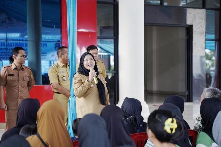 Perkuat Perlindungan Sosial, Pemkot Bandar Lampung Salurkan Bantuan Beras