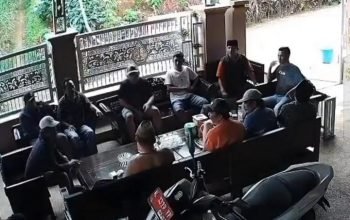 Seorang Kades Desa Pakel Lumajang Dibacok Belasan orang Dirumahnya