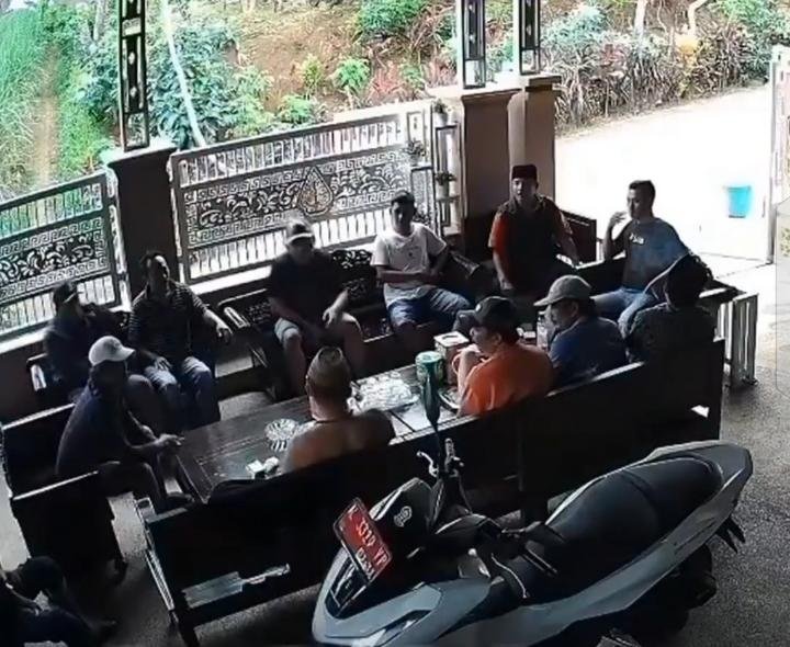 Seorang Kades Desa Pakel Lumajang Dibacok Belasan orang Dirumahnya