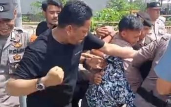 Ngaku Polisi Berpakaian Preman Tinju Warga