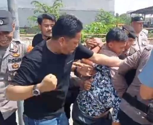 Ngaku Polisi Berpakaian Preman Tinju Warga