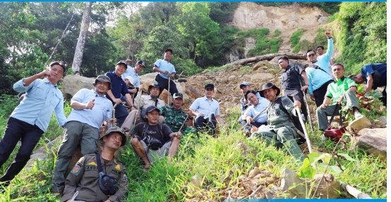 Longsor Gunung Rajabasa: Bupati Egi Naik 3 Km, Tanam Pohon Cegah Bencana Susulan