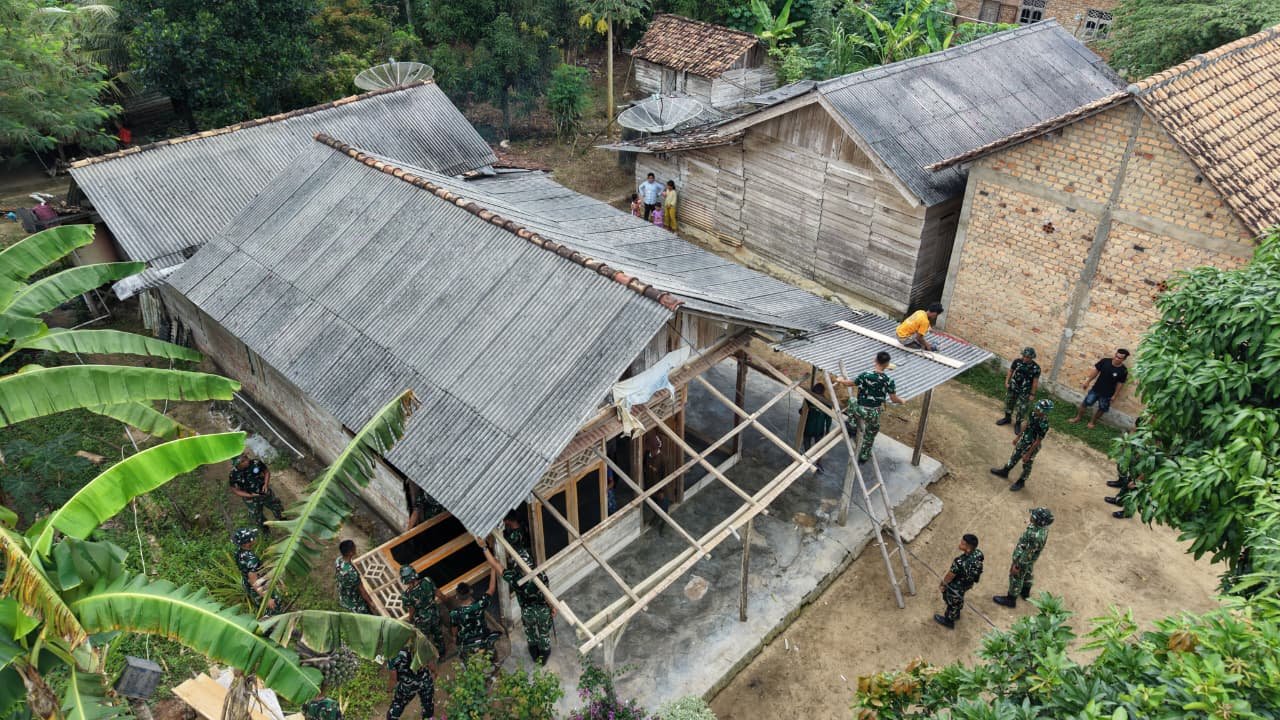 Mengabdi Untuk Negara , Satgas TMMD Kodim 0402/OKI Rehab Rumah Masyarakat Tak Layak Huni
