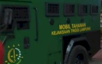 Mobil Tahanan Baru Maung Terparkir di Kejati Dipersiapkan Untuk  Bawa Arinal Mantan Gubernur ke Rutan Way Hui