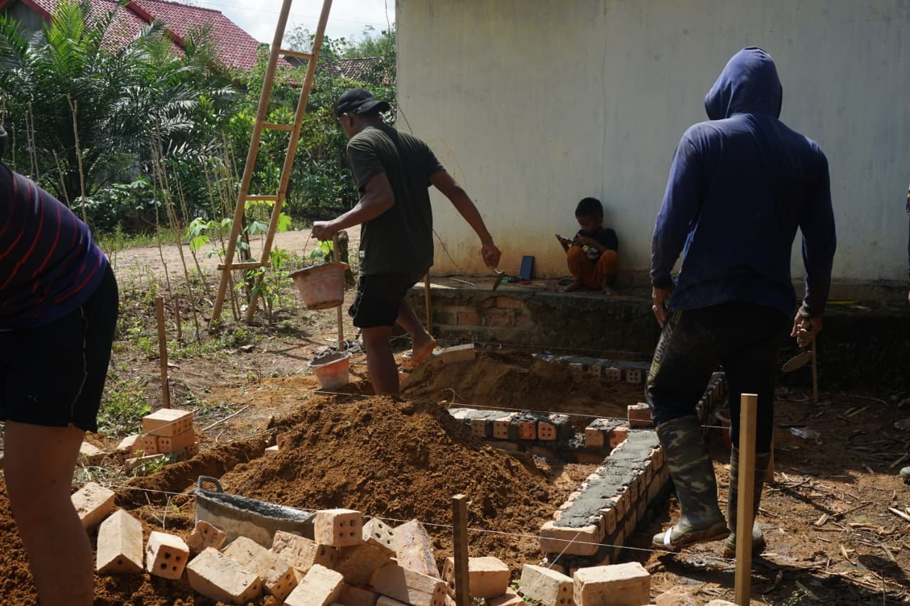 Progres Pembangunan MCK TMMD Ke-128 Terus Berjalan di Desa Pematang Sukatani