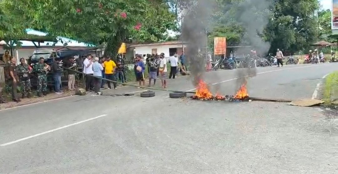 UMKM Papua Barat Gelar Aksi Palang Jalan, Tuntut Ganti Rugi dan Minta Ketua Regional Dicopot