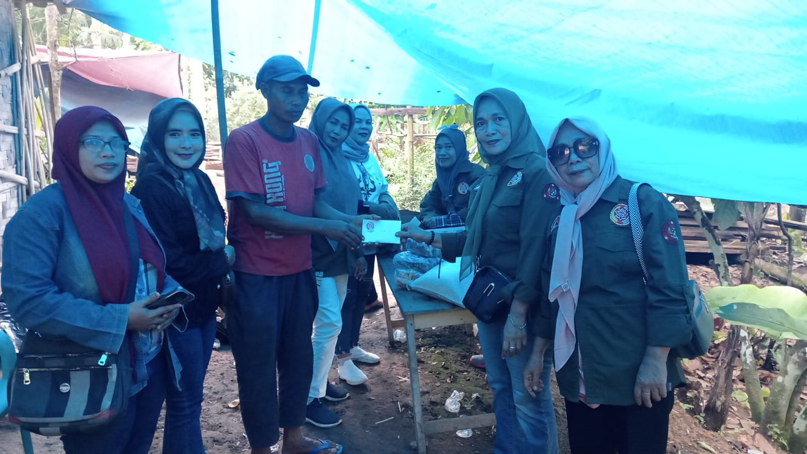 DPK IWANI Kabupaten Pesawaran Salurkan Bantuan Ke Korban Musibah Rumah Roboh di Desa Kedondong