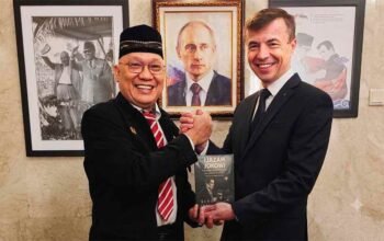 Diplomasi Moralitas, Wilson Lalengke Serahkan Buku “Ijazah Jokowi” ke Dubes Rusia Sergey Tolchenov