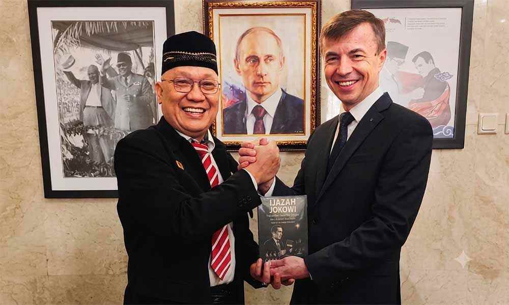 Diplomasi Moralitas, Wilson Lalengke Serahkan Buku "Ijazah Jokowi" ke Dubes Rusia Sergey Tolchenov