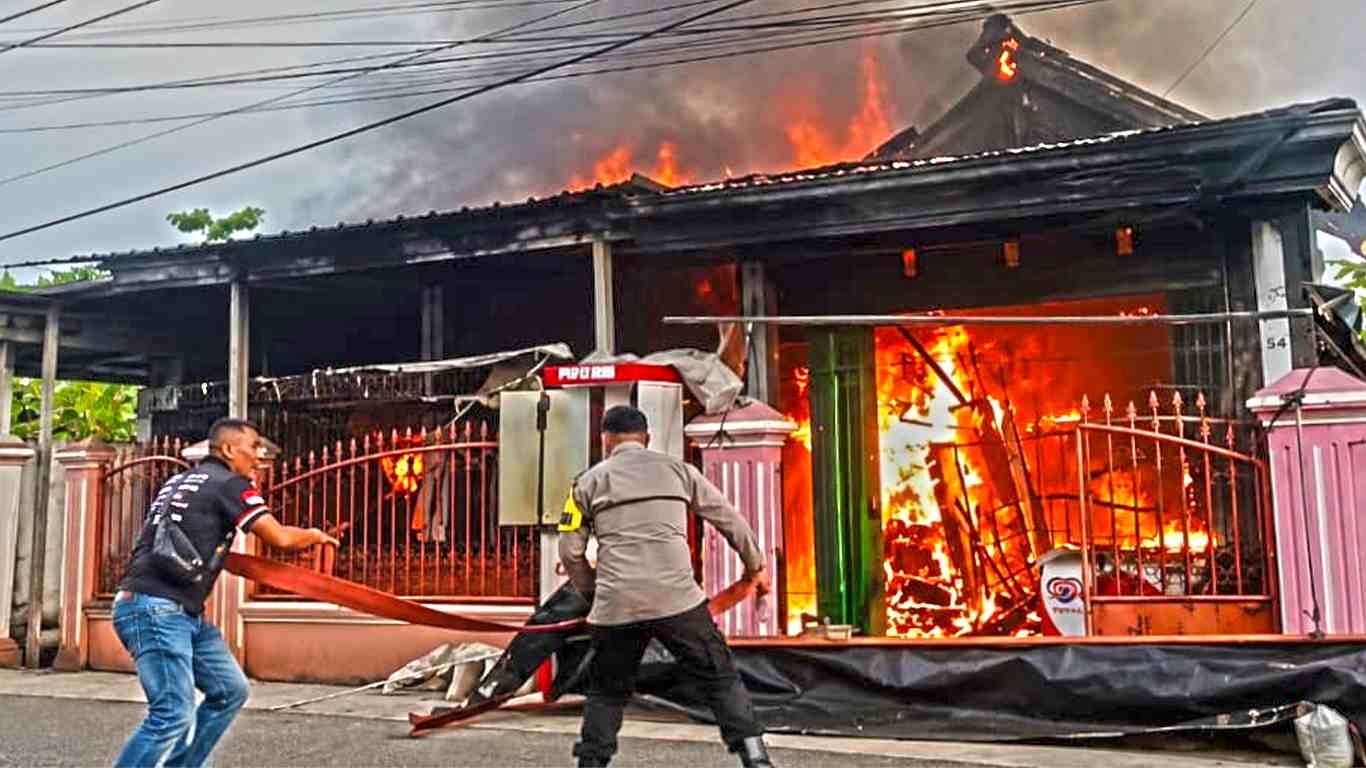 Diduga Korsleting Listrik, Rumah dan Warung di Kota Agung Hangus Terbakar, Dua Penghuni Alami Luka Bakar