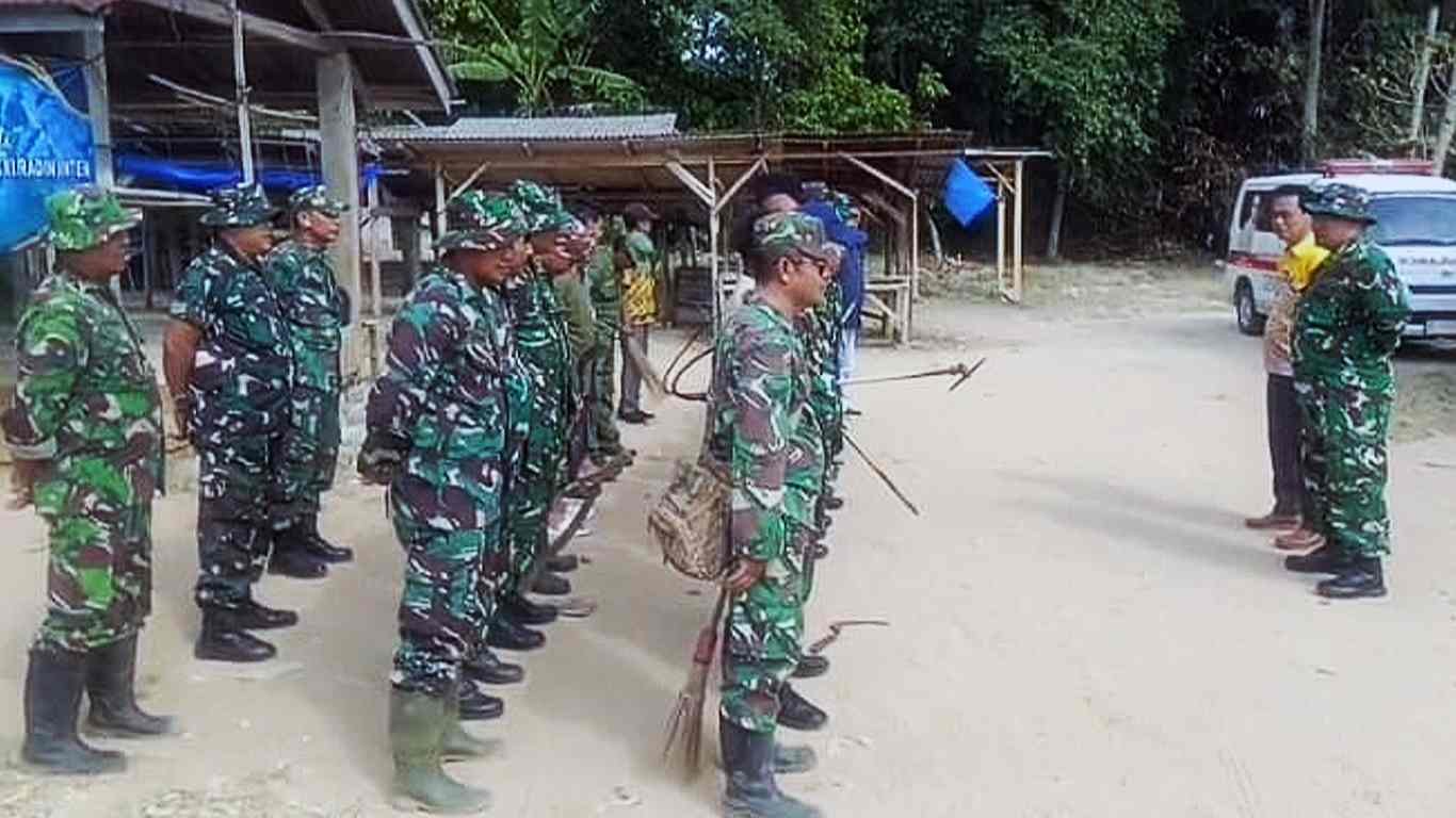 HUT Kodam Raden Intan, Koramil Padang Ratu Gelar Karya Bakti Bersihkan Lingkungan