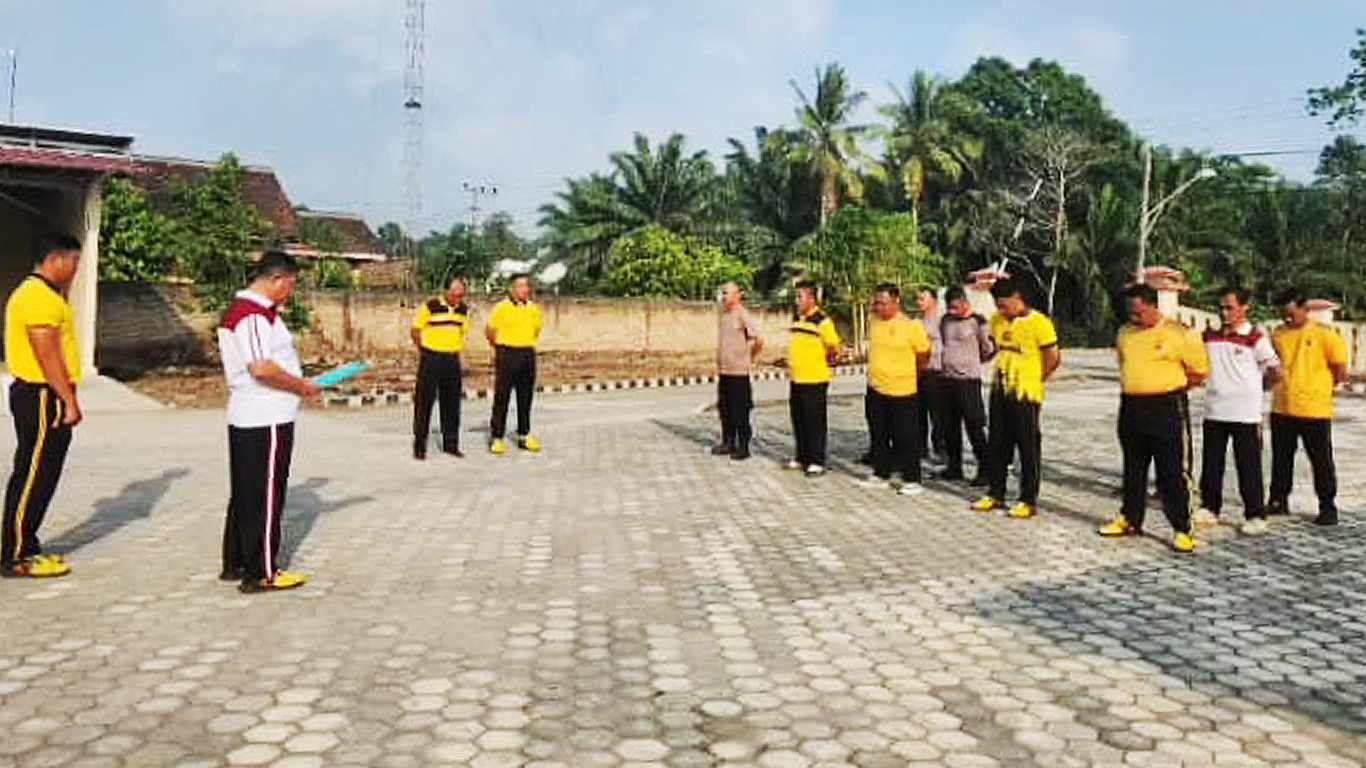 Kapolsek Padang Ratu Tekankan Disiplin dan Profesionalisme dalam Apel Rutin