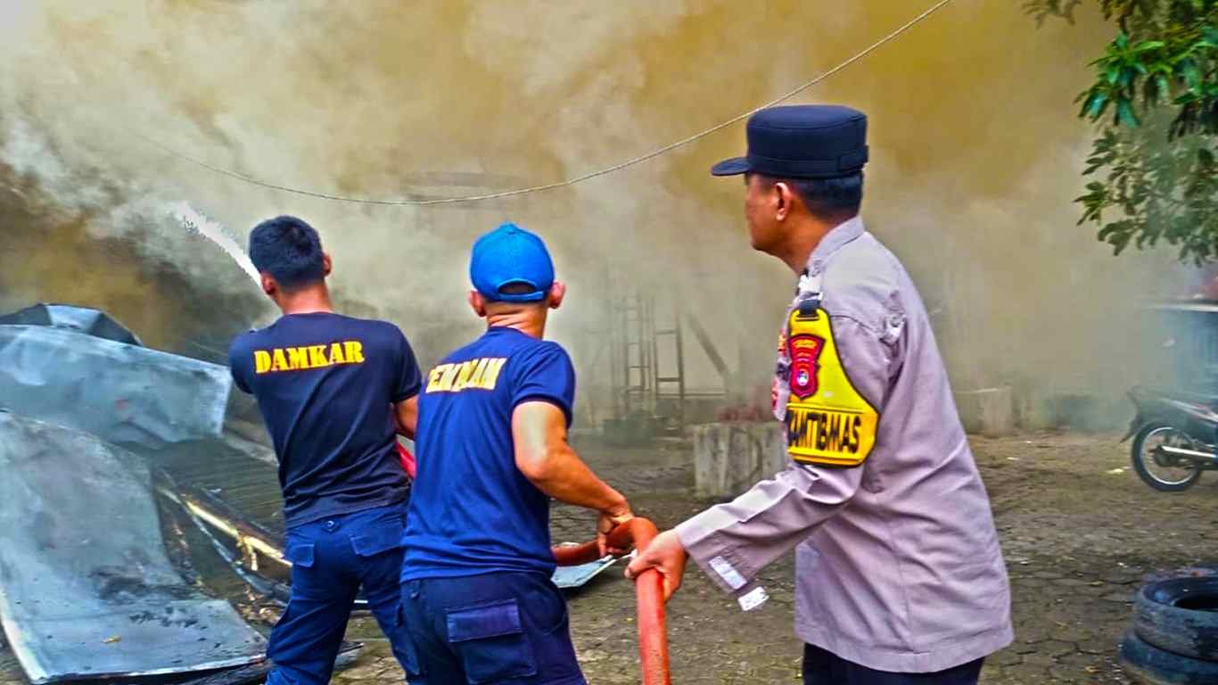 Kebakaran Hanguskan Bangunan BTS Telkomsel di Gisting Tanggamus