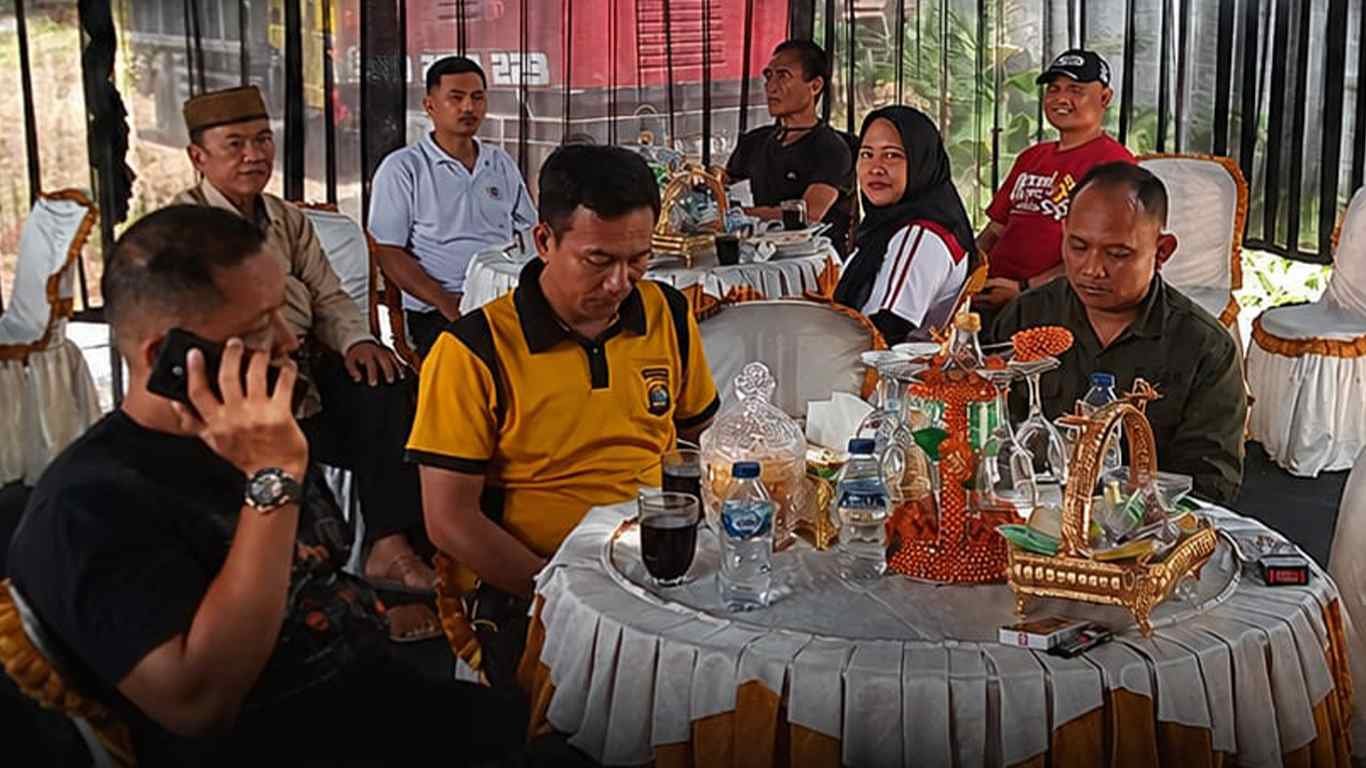 Perkuat Sinergi, Polsek Padang Ratu Hadiri Tasyakuran Keluarga Edi Yurizal