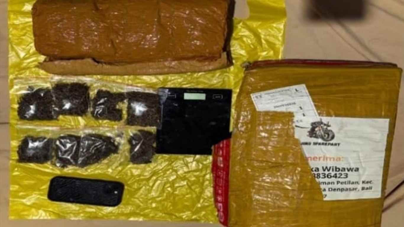 Polda Lampung Gagalkan Penyelundupan 6 Kg Ganja Jaringan Medan-Bali