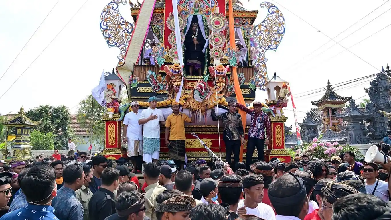 Bupati Egi Diarak di Atas Bade 24 Meter, Balinuraga Bidik Desa Wisata Budaya 2027