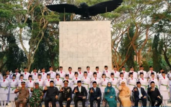 Bupati Egi Kukuhkan 42 Anggota Paskibraka Lampung Selatan di TMP Kusuma Bangsa