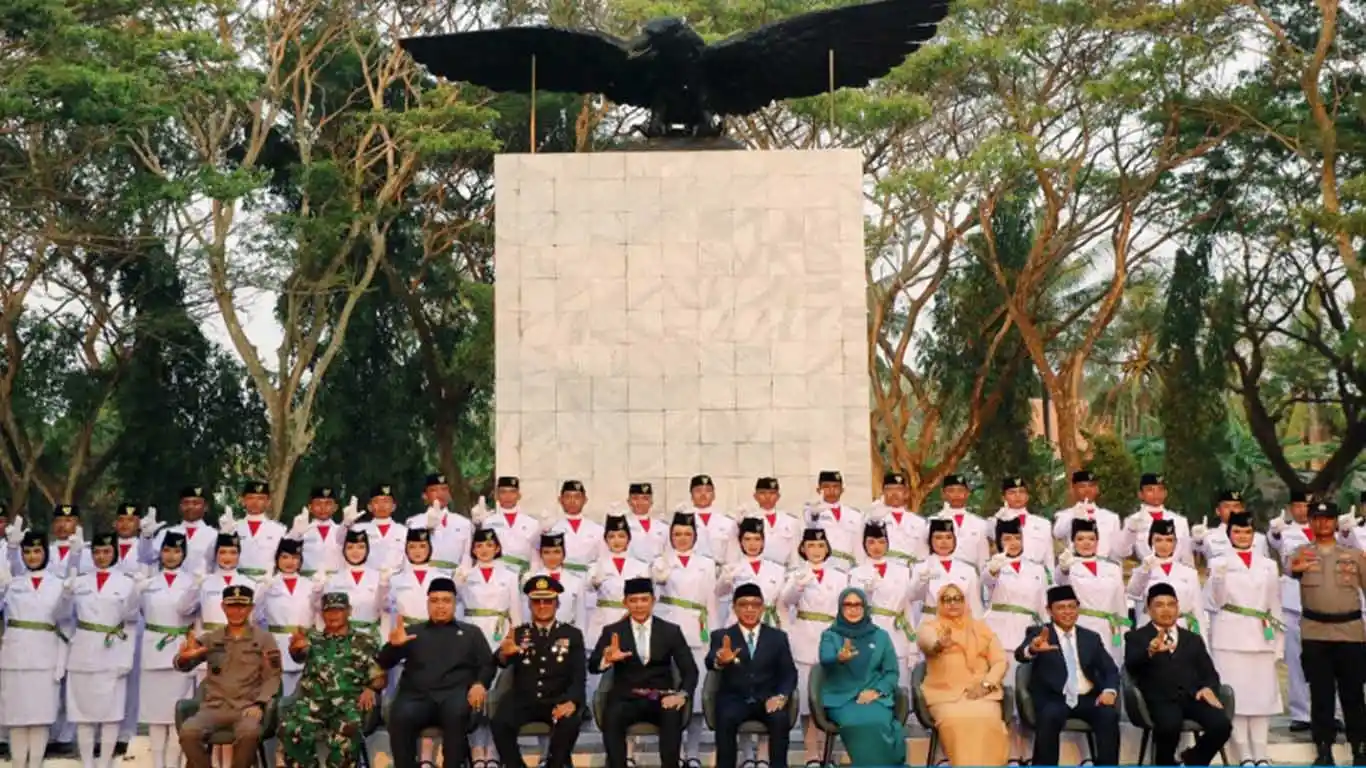 Bupati Egi Kukuhkan 42 Anggota Paskibraka Lampung Selatan di TMP Kusuma Bangsa