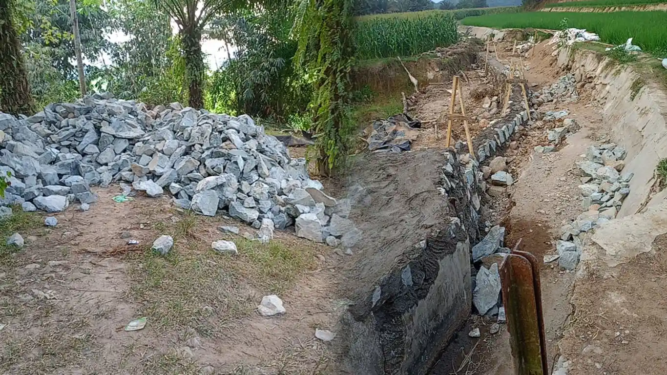 Diduga Langgar Prinsip Keterbukaan, Proyek di Area Persawahan Payung Makmur Tanpa Papan Informasi