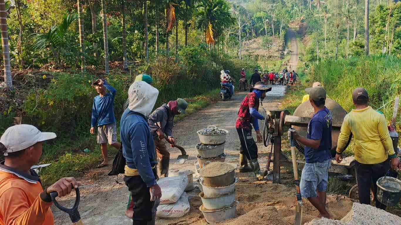 Jalan Rusak Tak Kunjung Diperbaiki, Warga Karangsari Patungan Cor Jalan