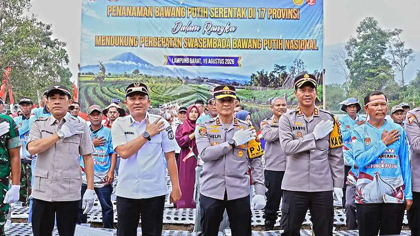 Kapolda Lampung Dukung Swasembada Pangan Lewat Penanaman Bawang Putih Serentak