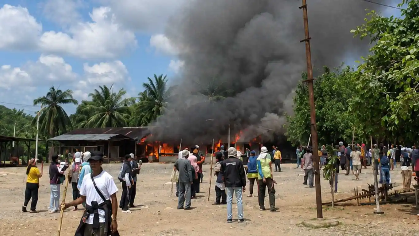 Mencekam, Amuk Massa Bakar Mess dan Gudang PT BSA di Lampung Tengah