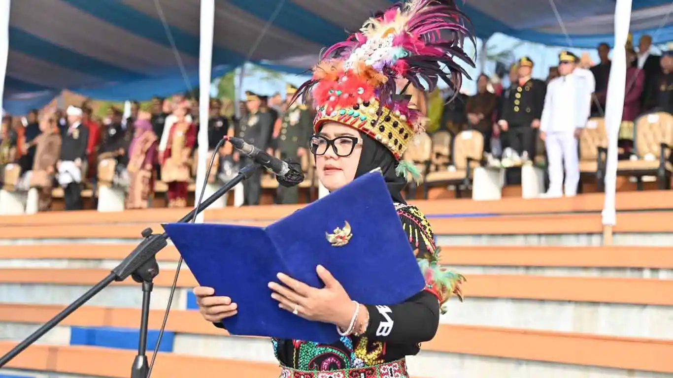 Momen Erma Yusneli Bacakan Teks Proklamasi pada Upacara HUT ke-81 RI di Menara Siger