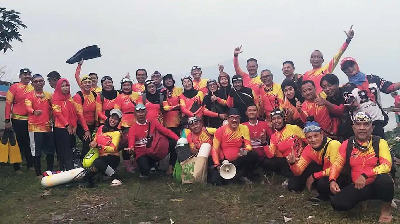 OWS Lampung-Jakarta Seberangi Laut dari Pantai Ketapang ke Pulau Kelagian Semarakan HUT ke-81 RI