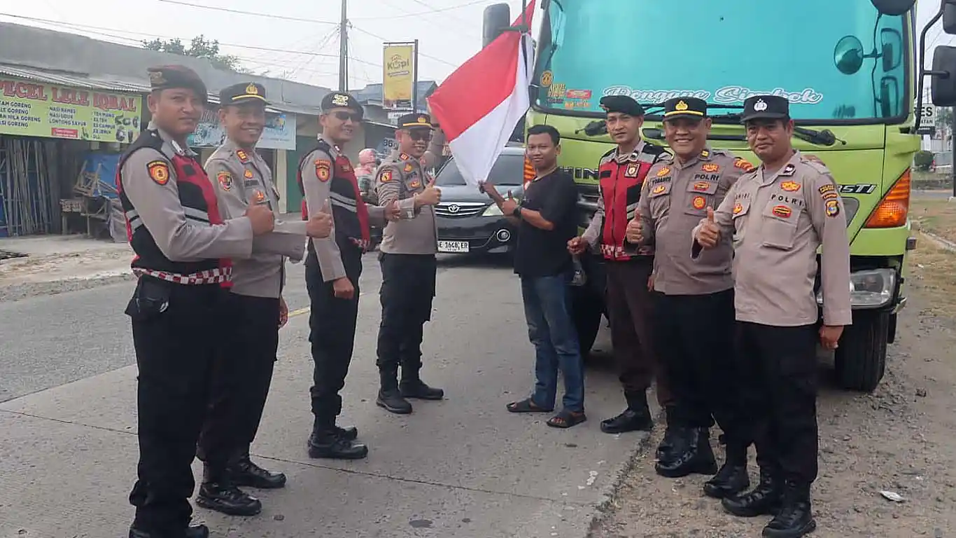 Polres Lampung Selatan Bagikan Ratusan Bendera Merah Putih kepada Warga Jelang HUT RI ke-81